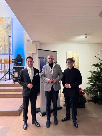 Gruppenfoto vor dem Vereinsbanner
