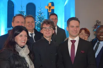 Anstoßen nach dem Gottesdienst