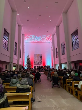 Geometrische Lichtmuster im Kirchenraum