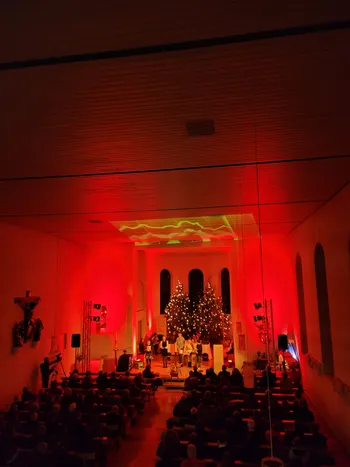 Publikum vor dem Weihnachtsbaum
